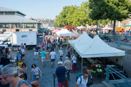 Foto de La gente caminando y comprando en un mercado al aire libre en Rennes, Francia - Imagen libre de derechos