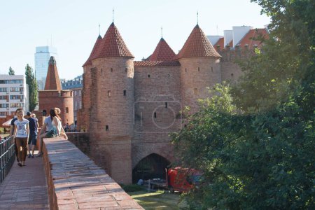 Téléchargez les photos : Une image des remparts historiques du château du 16ème siècle de Varsovie Barbican à Varsovie, Pologne - en image libre de droit