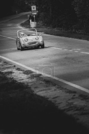 Foto de Una escala de grises de un coche instalado durante una carrera de velocidad cuesta arriba del campeonato italiano en Pesaro - Imagen libre de derechos