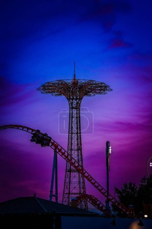 Téléchargez les photos : Vue aérienne des montagnes russes du parc Luna à Coney Island au coucher du soleil - en image libre de droit