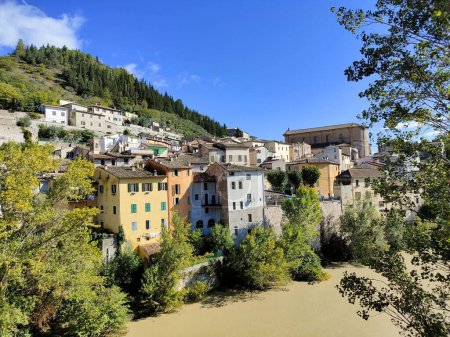 Téléchargez les photos : Une belle maison traditionnelle colorée avec des arbres à Fossombrone, Italie un jour d'été - en image libre de droit