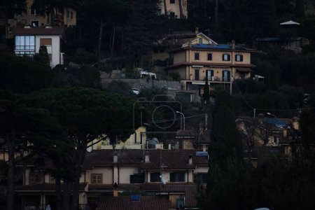Téléchargez les photos : Plusieurs maisons sur une colline verdoyante - en image libre de droit