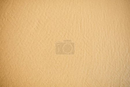 Foto de Una vista superior del mar con hermosa textura de arena y superficie como telón de fondo - Imagen libre de derechos