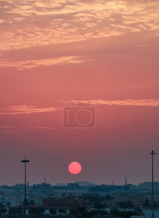 Téléchargez les photos : Un plan vertical du coucher de soleil pittoresque sur la belle ville de Doha, État du Qatar - en image libre de droit