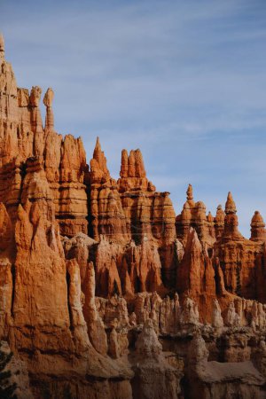 Foto de Un plano vertical de la formación de piedra en el Parque Nacional Bryce Canyon, Utah, EE.UU. - Imagen libre de derechos
