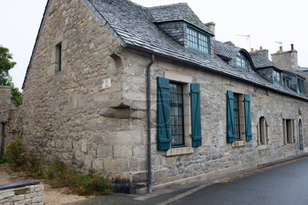 Téléchargez les photos : Bâtiment ancien avec murs et fenêtres en pierre à Roscoff, Bretagne - en image libre de droit