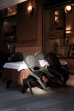 Foto de Una toma vertical de café al aire libre en Génova, Italia - Imagen libre de derechos