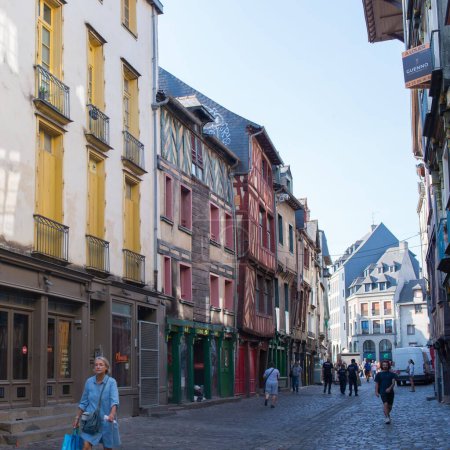 Téléchargez les photos : Les gens marchant dans une rue de Rennes avec de beaux bâtiments dans le nord-ouest de la France - en image libre de droit