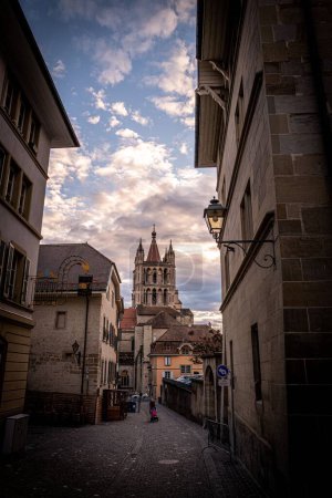 Téléchargez les photos : Vue verticale de la cathédrale historique de Lausanne sous un ciel étoilé en Suisse - en image libre de droit