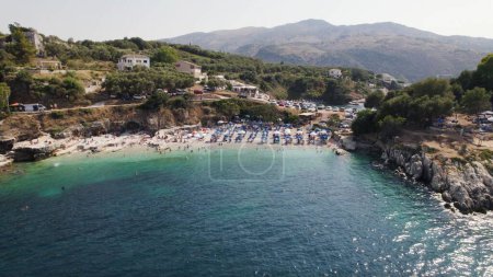 Foto de Vista aérea de la playa de Bataria a través del agua, Kassiopi, Corfú, Grecia - Imagen libre de derechos