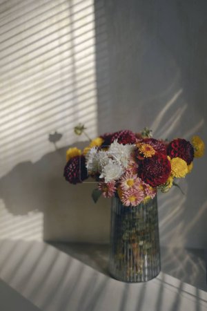 Foto de Un primer plano vertical de las mamás (Crisantemo) en un jarrón - Imagen libre de derechos
