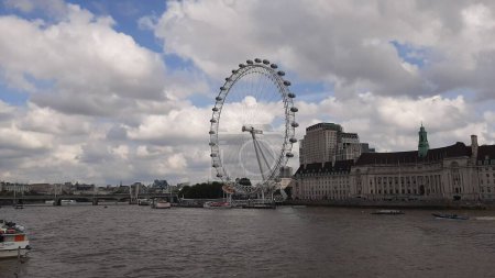 Téléchargez les photos : Le grand oeil de Londres avec un ciel bleu nuageux - en image libre de droit