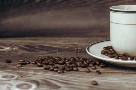 Téléchargez les photos : Une tasse de café avec des grains de café - en image libre de droit