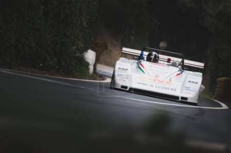 Foto de Un coche blanco instalado durante una carrera de velocidad cuesta arriba del campeonato italiano en Pesaro - Imagen libre de derechos