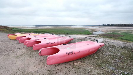 Téléchargez les photos : Les voiliers garés pour la saison hivernale au Lac du Der, région Champagne-Ardenne en France - en image libre de droit