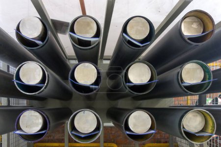 Foto de Los rollos de papel blanco en los tubos metálicos de fábrica - Imagen libre de derechos