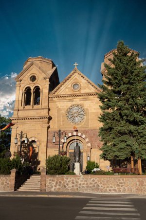 Téléchargez les photos : Vue verticale de la façade de la basilique Saint-François-d'Assise à Santa Fe, Nouveau-Mexique - en image libre de droit