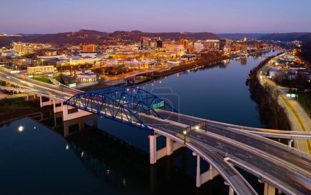 Téléchargez les photos : Vue aérienne du centre-ville de Charleston, Virginie-Occidentale, la nuit. - en image libre de droit