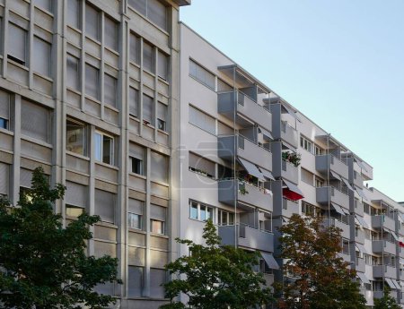 Téléchargez les photos : Un plan en angle bas des bâtiments à Lausanne Suisse - en image libre de droit