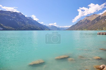 Téléchargez les photos : Une journée ensoleillée au lac Brienz en Suisse - en image libre de droit