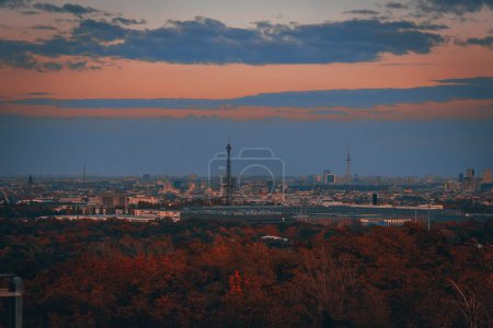 Foto de Una vista panorámica de la torre de Berlín en el paisaje urbano al atardecer - Imagen libre de derechos