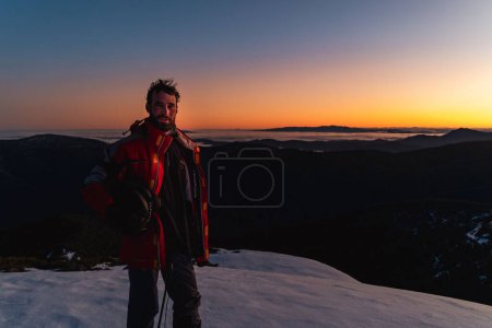 Téléchargez les photos : Le grimpeur debout sur le fond du ciel au coucher du soleil. - en image libre de droit