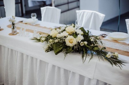 Téléchargez les photos : Un gros plan de la table pour une cérémonie de mariage décorée de fleurs, le concept de célébration de l'amour - en image libre de droit
