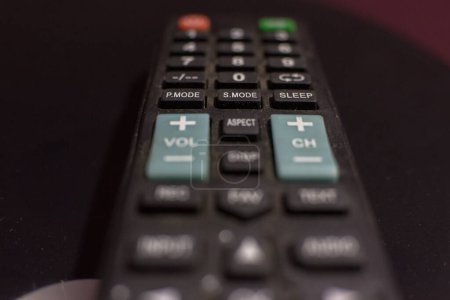 Foto de Un primer plano de un mando a distancia con algunos botones fuera de foco - Imagen libre de derechos