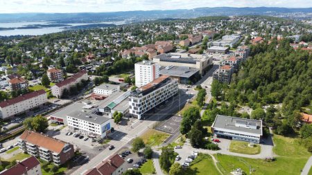 Téléchargez les photos : Un paysage urbain aérien de maisons de banlieue Lambertseter de la ville d'Oslo avec un ciel bleu - en image libre de droit
