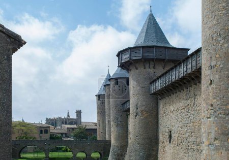 Foto de Las torres del castillo de Chateau Comtal en la ciudad fortificada de Carcasona en Francia - Imagen libre de derechos