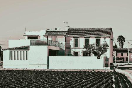 Téléchargez les photos : Une belle vue sur une villa dans la campagne espagnole - en image libre de droit