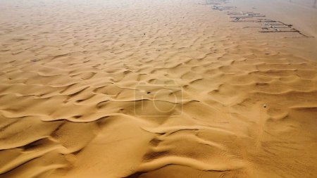 Téléchargez les photos : Une antenne des dunes de sable du désert avec une texture lisse et soyeuse - en image libre de droit