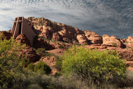 Foto de La Capilla de la Santa Cruz con las formaciones rocosas de arenisca en Sedona, Arizona - Imagen libre de derechos