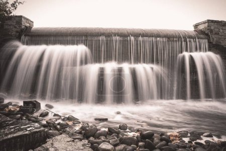 Téléchargez les photos : Un long plan en niveaux de gris d'une cascade coulant vers une rivière - en image libre de droit