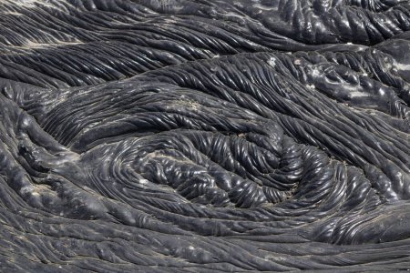 Téléchargez les photos : Un gros plan de pétrole déversé sur le sol concept de pollution - en image libre de droit