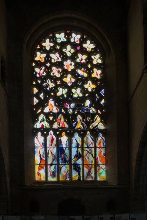 Téléchargez les photos : Une verticale de la fenêtre colorée de la chapelle Kreisker à Saint Pol de Leon en Bretagne française - en image libre de droit