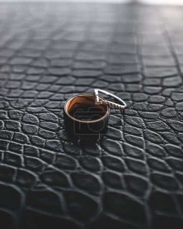 Foto de Un primer plano de los anillos en la superficie negra - Imagen libre de derechos