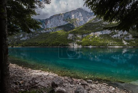 Foto de Un hermoso paisaje de un lago en una zona verde montañosa - Imagen libre de derechos