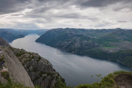Foto de Una vista aérea del Lysefjord que fluye a través de las montañas en Preikestolen, Lysefjord, Noruega - Imagen libre de derechos