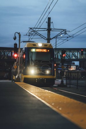 Foto de Un disparo vertical de un tren que se mueve a una estación por la noche - Imagen libre de derechos