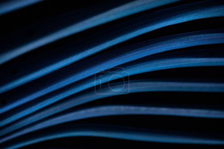 Foto de Una ilustración en 3D de líneas suaves brillantes azules aisladas sobre un fondo negro - Imagen libre de derechos