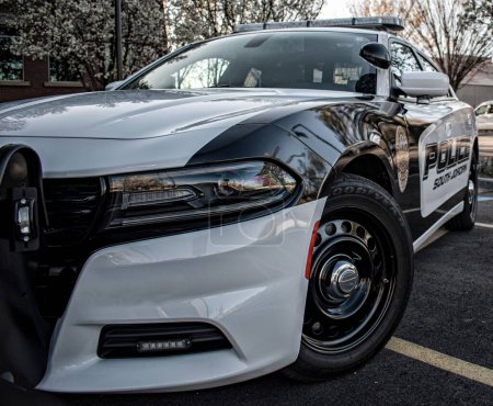 Téléchargez les photos : Une élégante voiture de police noire et blanche dans la rue - en image libre de droit