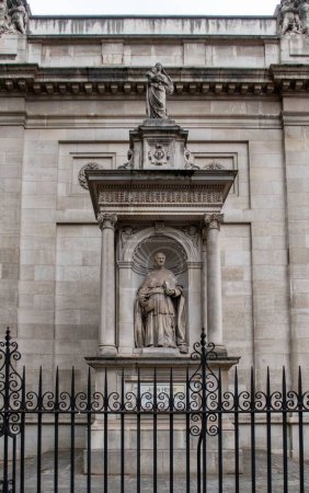 Photo for A vertical shot of a statue of John Henry Cardinal Newman outside the Brompton Oratory in London, United Kingdom - Royalty Free Image