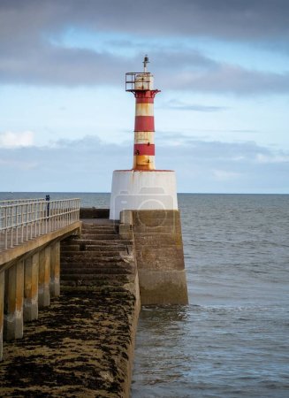 Eine vertikale Aufnahme eines Leuchtturms an der Küste in Amble, Northumberland, England