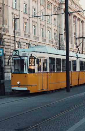 Foto de Un disparo vertical de un tranvía amarillo en Budapest, Hungría a la luz del día - Imagen libre de derechos