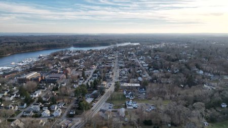 Téléchargez les photos : Un drone de routes et de maisons près d'une rivière dans le Rhode Island, États-Unis - en image libre de droit