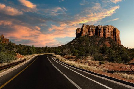 Foto de Una hermosa vista de una carretera y una formación rocosa a la derecha al atardecer en Sedona, Arizona, EE.UU.. - Imagen libre de derechos