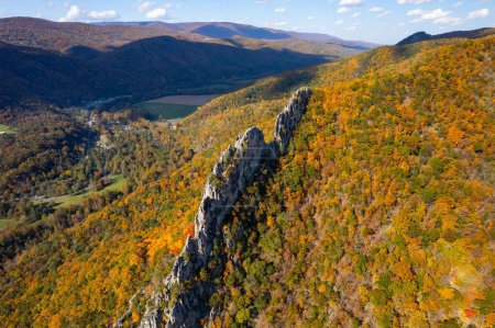 Téléchargez les photos : Un plan aérien de Seneca Rocks en Virginie-Occidentale avec un feuillage d'automne. - en image libre de droit
