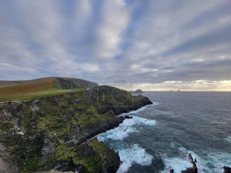 Foto de Un paisaje pintoresco con formaciones montañosas y una orilla del mar durante el día - Imagen libre de derechos