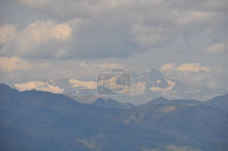 Téléchargez les photos : Les grandes montagnes des Alpes en Italie recouvertes de neige sous le ciel nuageux pendant la journée - en image libre de droit